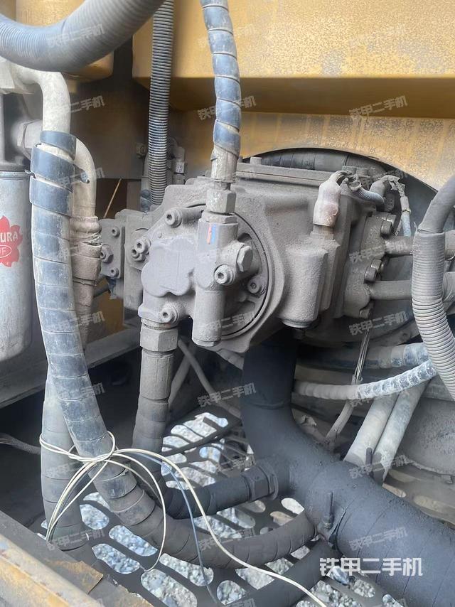 液压泵舱室正面整体(整机外观) 液压泵舱室正面整体(整机外观)