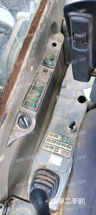 座椅右侧控制台/钥匙门/油门/含右手柄（驾驶室部分）