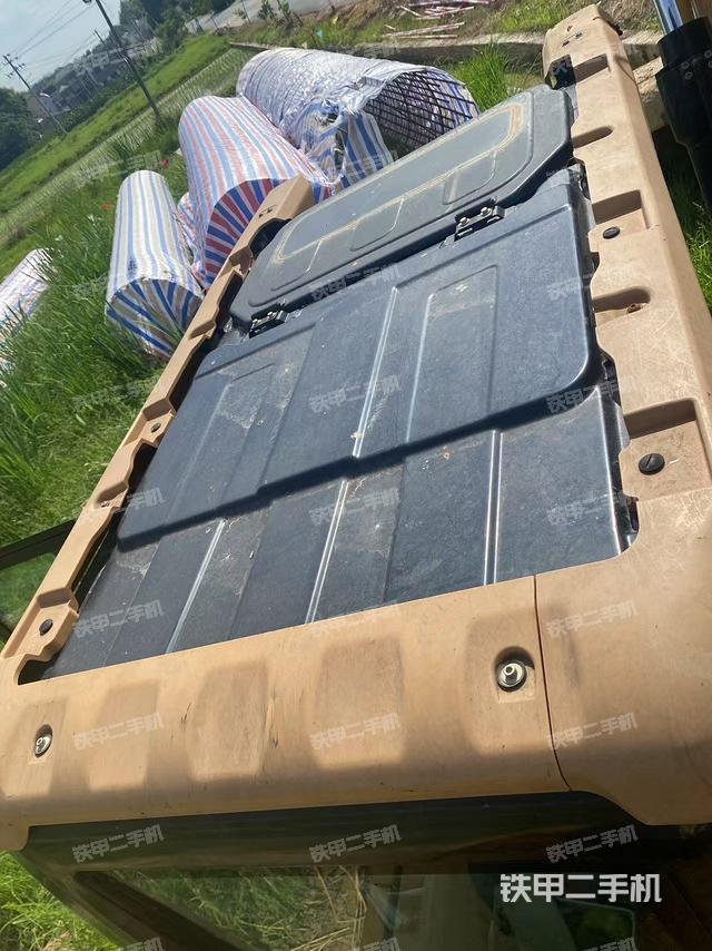 驾驶室顶部(整机外观) 驾驶室顶部(整机外观)