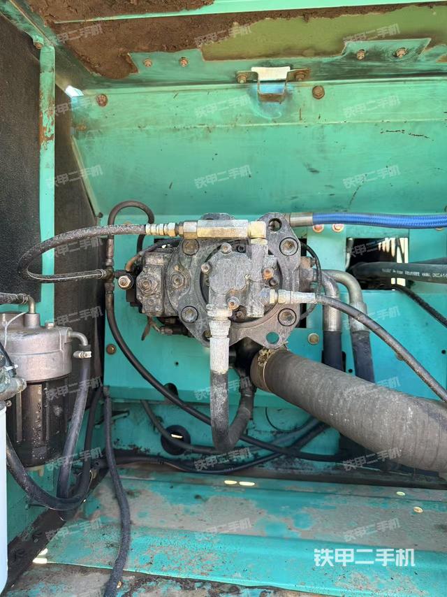 液壓泵艙室正面整體(整機外觀) 液壓泵艙室正面整體(整機外觀)