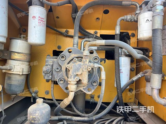 液压泵舱室正面整体（整机外观）