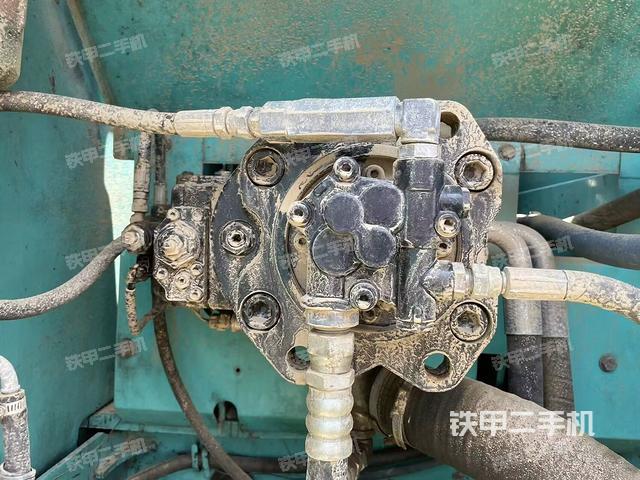 液压泵舱室正面整体(整机外观) 液压泵舱室正面整体(整机外观)