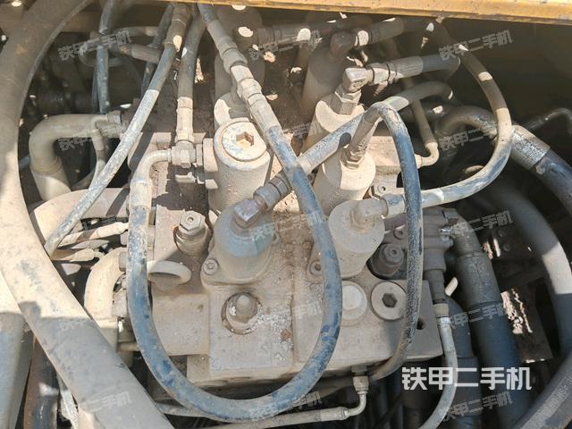 回轉(zhuǎn)馬達(dá)和主控閥(整機(jī)外觀) 回轉(zhuǎn)馬達(dá)和主控閥(整機(jī)外觀)