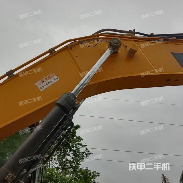 大臂油缸整体 竖拍（工作和回转装置）