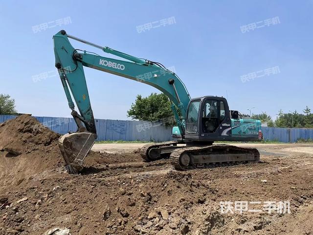 驾驶室顶部(整机外观) 驾驶室顶部(整机外观)