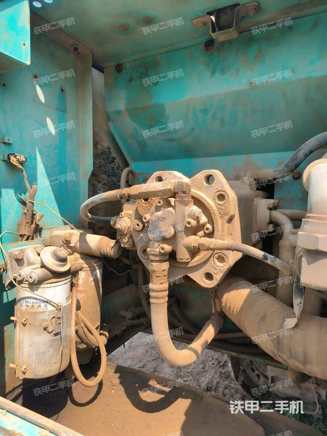 液压泵舱室正面整体（整机外观）