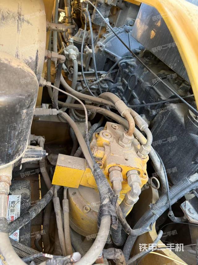 回转马达和主控阀(整机外观) 回转马达和主控阀(整机外观)