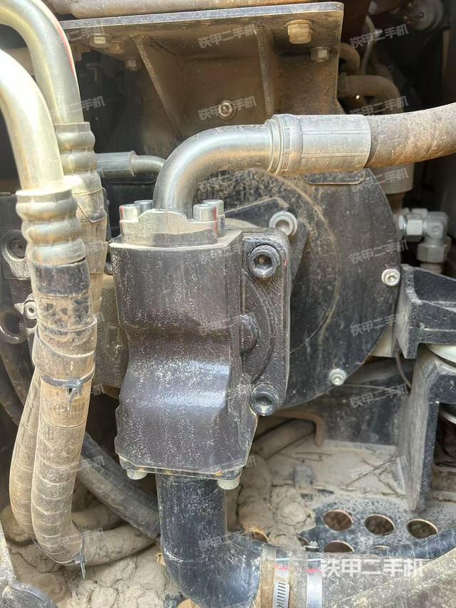 液压泵舱室正面整体（整机外观）