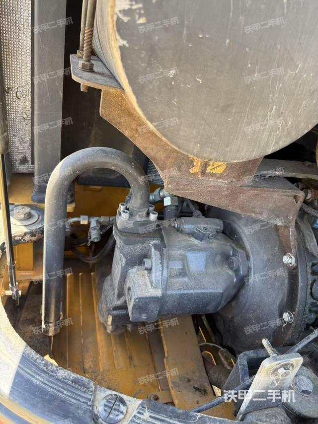 液压泵舱室正面整体(整机外观) 液压泵舱室正面整体(整机外观)