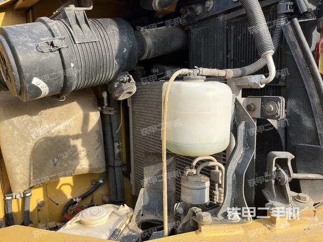 液压泵舱室正面整体（整机外观）