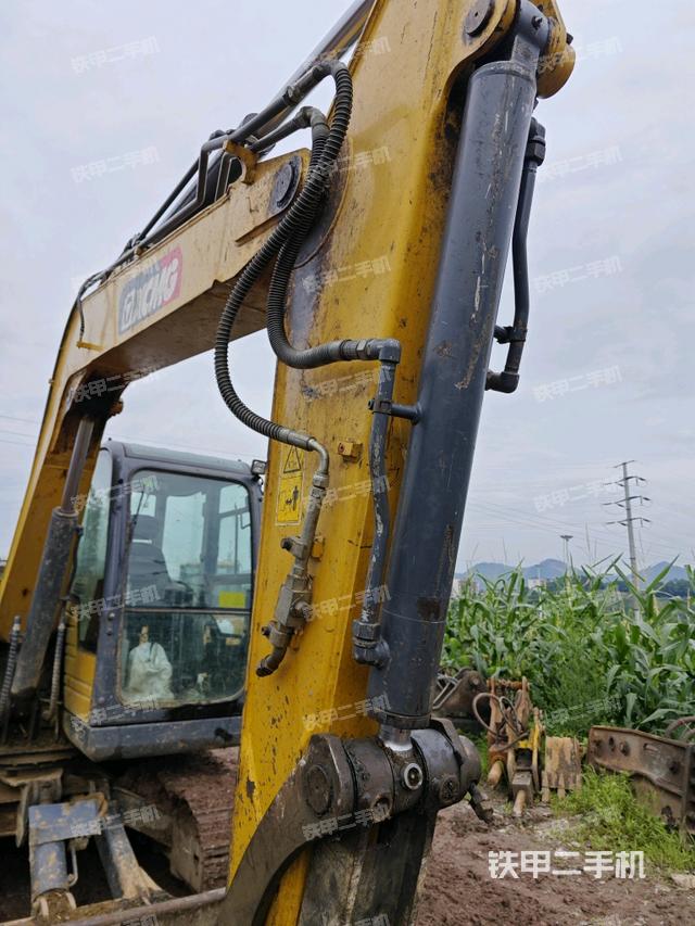 小臂整体右前(工作和回转装置) 小臂整体右前(工作和回转装置)