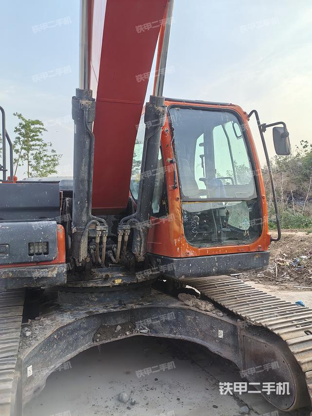 駕駛室整體(整機(jī)外觀) 駕駛室整體(整機(jī)外觀)