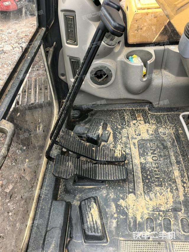 座椅左侧控制台/音响/含左手柄(驾驶室部分) 座椅左侧控制台/音响/含左手柄(驾驶室部分)