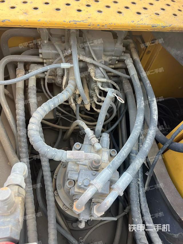 回转马达和主控阀（整机外观）