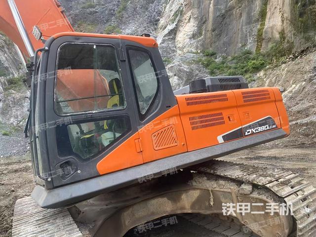 斗山DX380LC-9C挖掘機(jī)