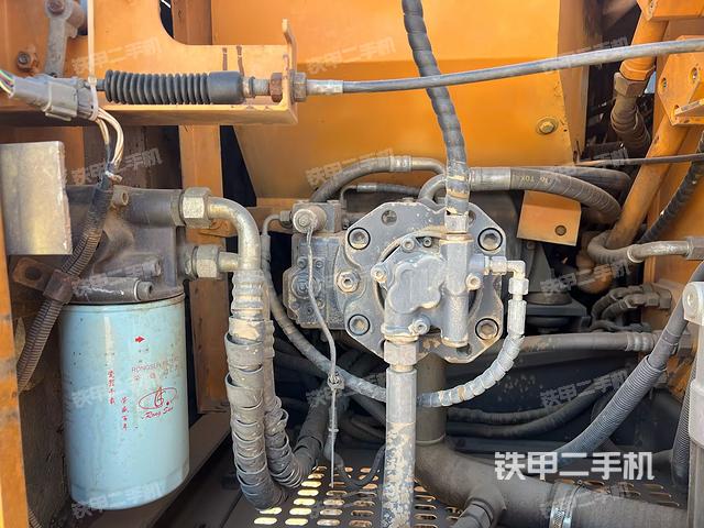 液压泵舱室正面整体(整机外观) 液压泵舱室正面整体(整机外观)