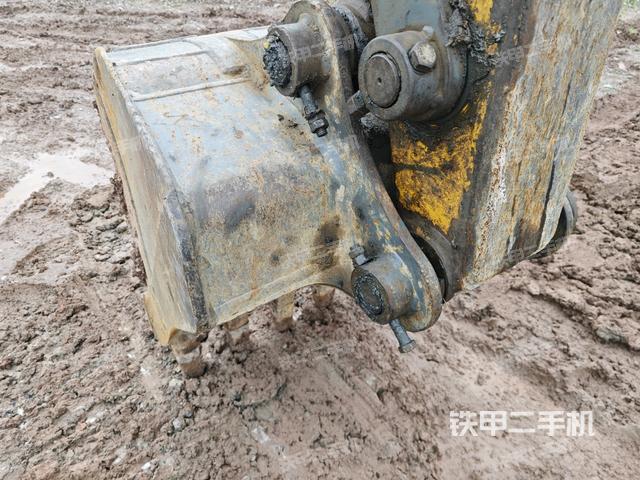 铲斗右后整体(工作和回转装置) 铲斗右后整体(工作和回转装置)