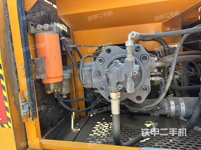 液压泵舱室正面整体(整机外观) 液压泵舱室正面整体(整机外观)