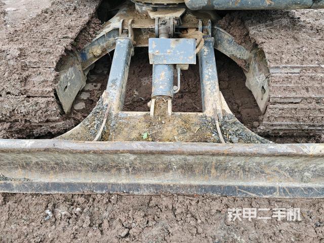 转盘和下车架正前(工作和回转装置) 转盘和下车架正前(工作和回转装置)