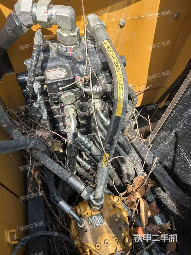 回转马达和主控阀（整机外观）