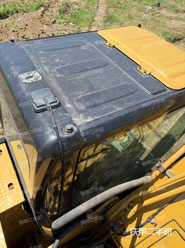 驾驶室顶部(整机外观) 驾驶室顶部(整机外观)