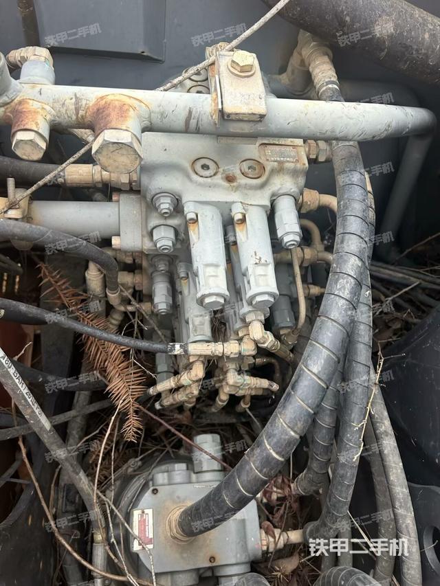 回转马达和主控阀(整机外观) 回转马达和主控阀(整机外观)