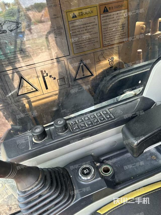 座椅左侧控制台/音响/含左手柄(驾驶室部分) 座椅左侧控制台/音响/含左手柄(驾驶室部分)