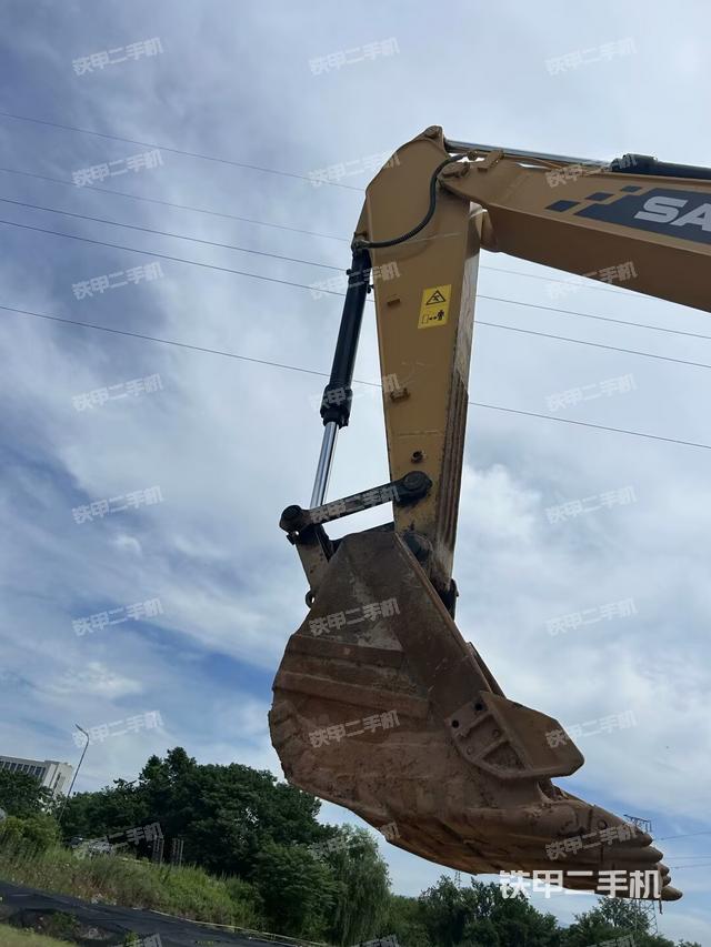 小臂整体左后(工作和回转装置) 小臂整体左后(工作和回转装置)