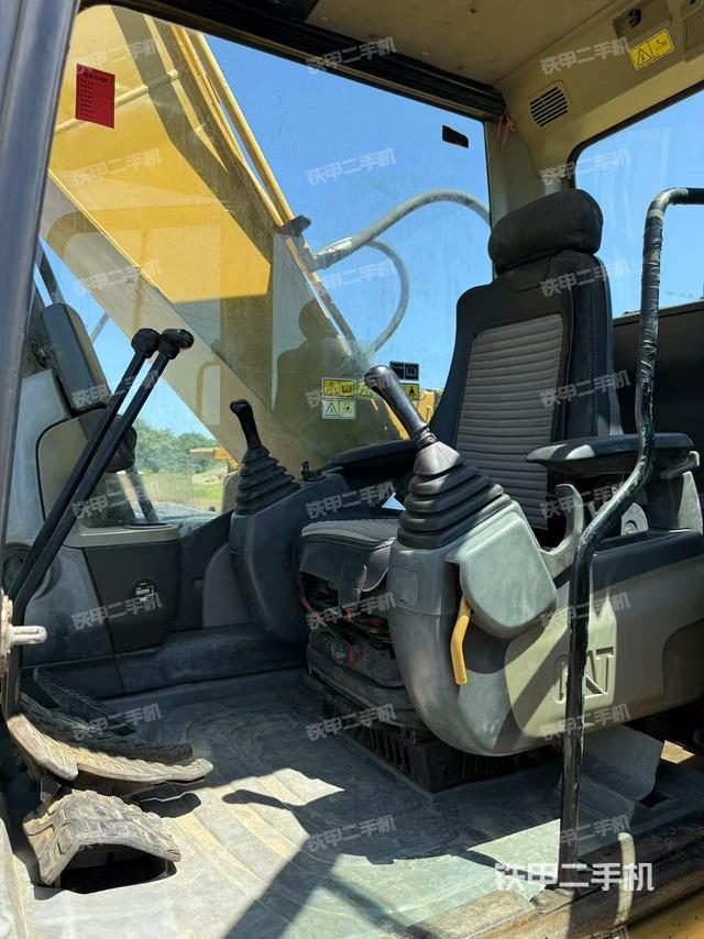 驾驶室整体(整机外观) 驾驶室整体(整机外观)