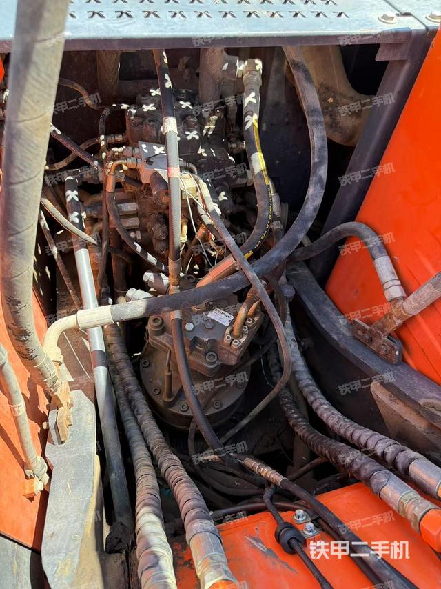 回转马达和主控阀(整机外观) 回转马达和主控阀(整机外观)