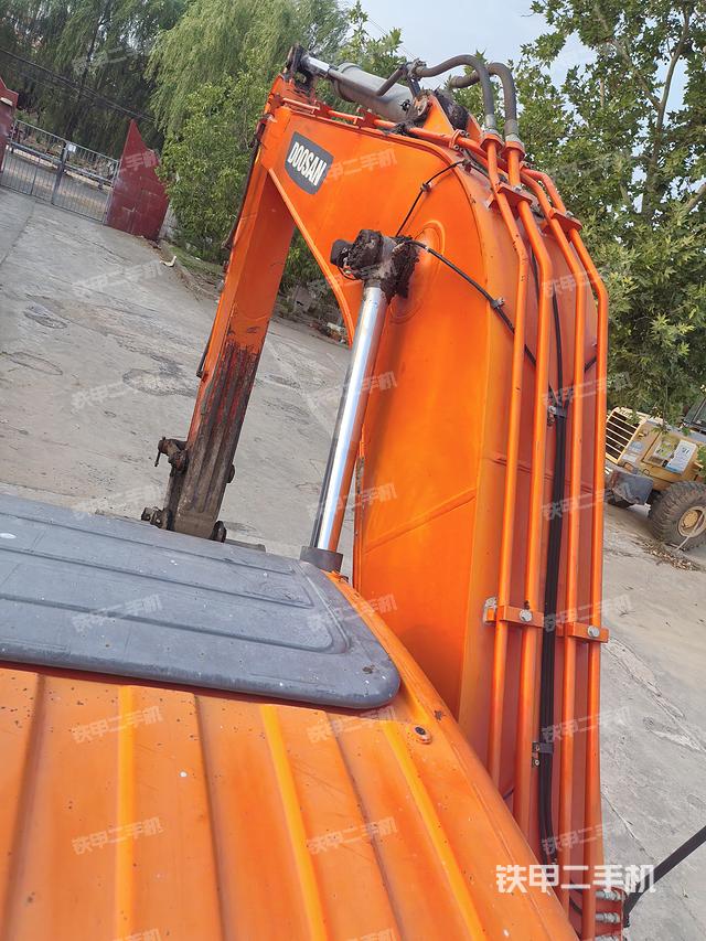 駕駛室頂部(整機(jī)外觀) 駕駛室頂部(整機(jī)外觀)