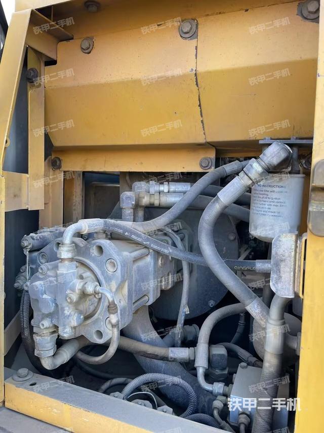 液压泵舱室正面整体(整机外观) 液压泵舱室正面整体(整机外观)