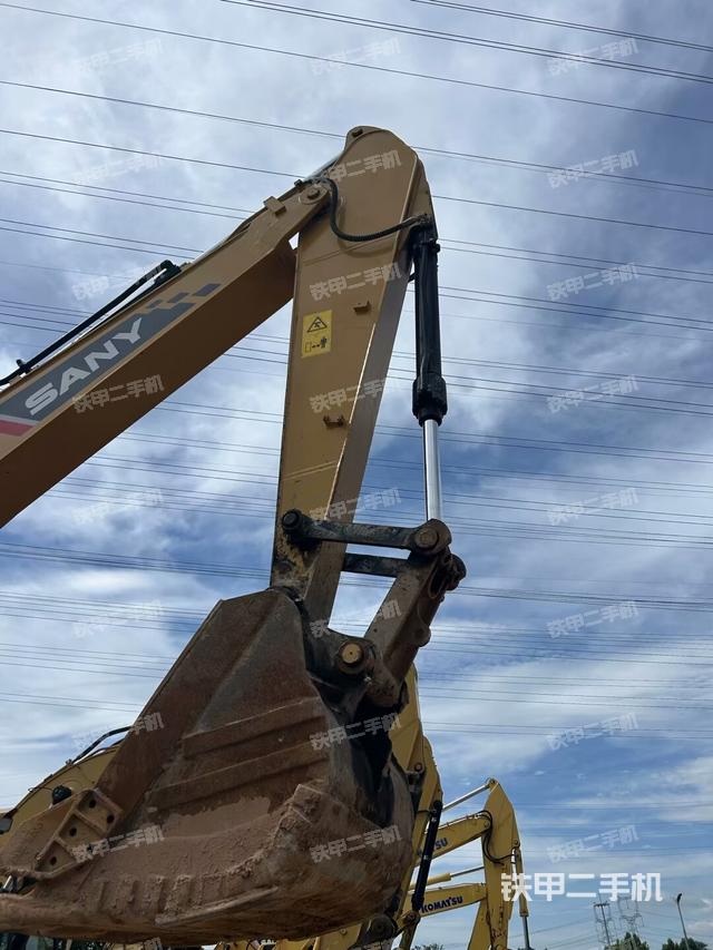 铲斗右后整体(工作和回转装置) 铲斗右后整体(工作和回转装置)