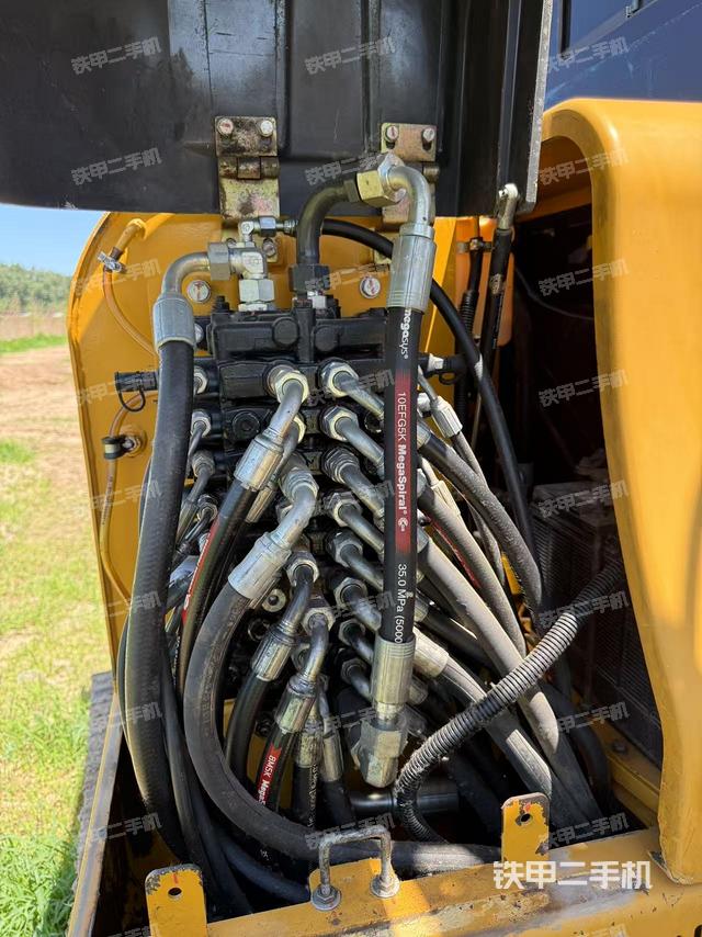 回转马达和主控阀(整机外观) 回转马达和主控阀(整机外观)