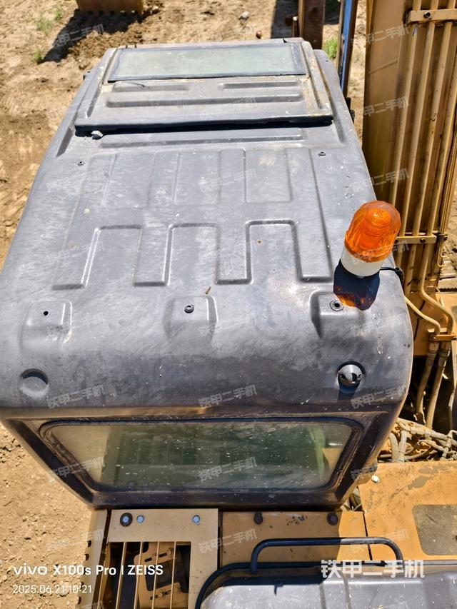 驾驶室顶部(整机外观) 驾驶室顶部(整机外观)