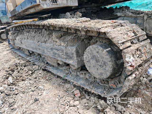 單側(cè)履帶整體(整機(jī)外觀) 單側(cè)履帶整體(整機(jī)外觀)