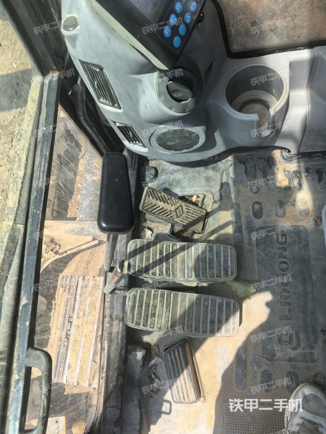 行走控制手柄和踏板 俯拍(驾驶室部分) 行走控制手柄和踏板 俯拍(驾驶室部分)