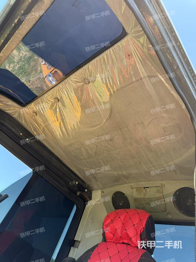 驾驶室顶部(整机外观) 驾驶室顶部(整机外观)