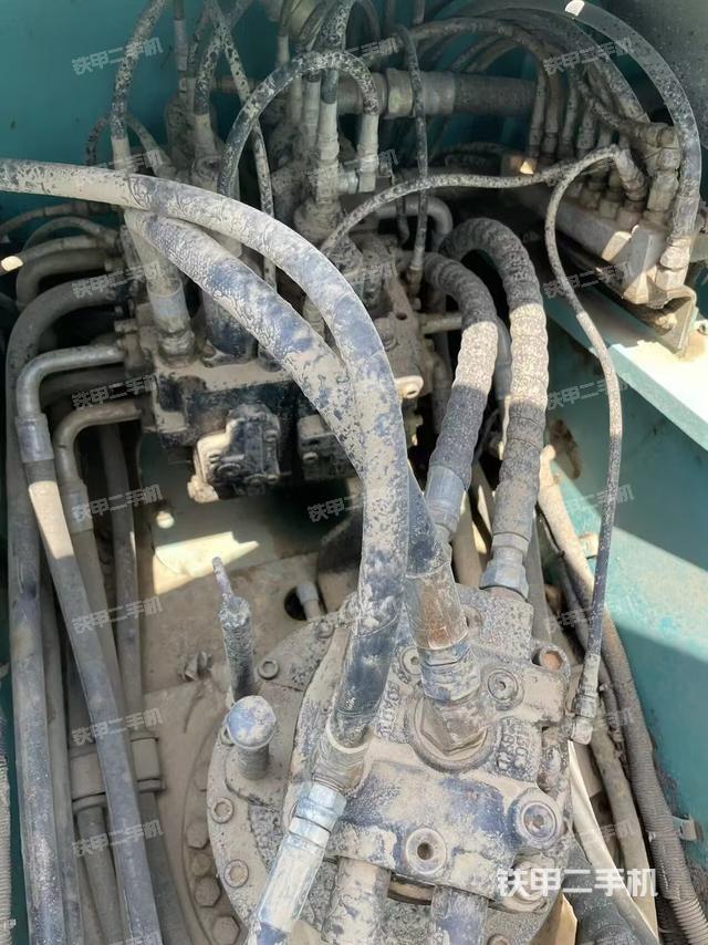 回转马达和主控阀(整机外观) 回转马达和主控阀(整机外观)