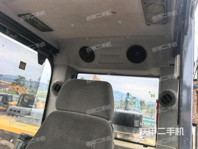 行走控制手柄和踏板 俯拍(驾驶室部分) 行走控制手柄和踏板 俯拍(驾驶室部分)