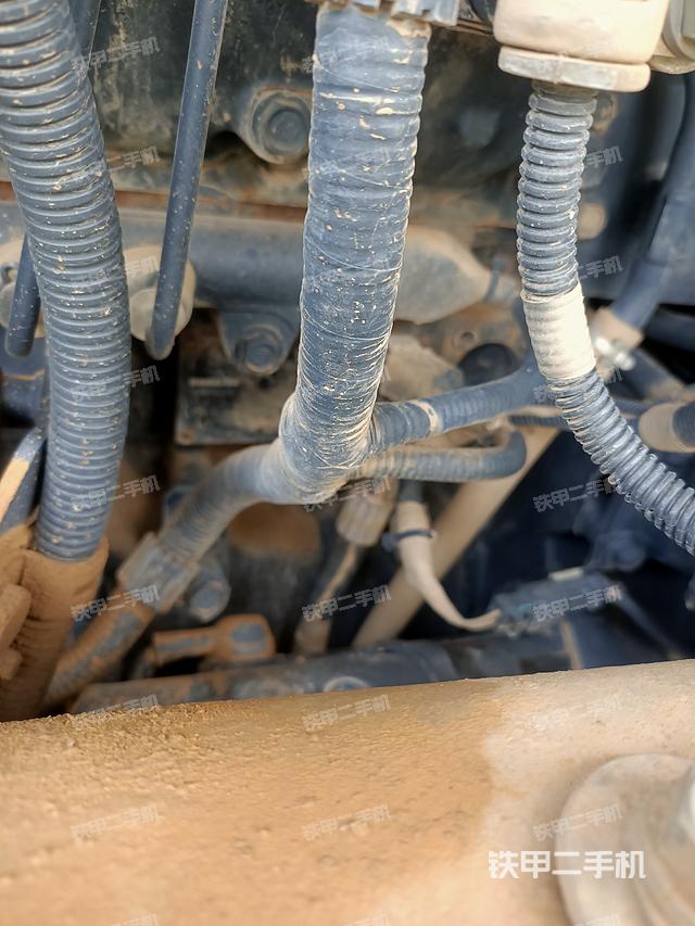 液压泵舱室正面整体（整机外观）