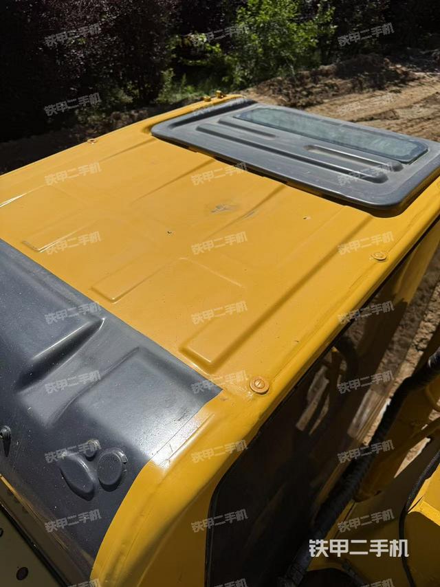 驾驶室顶部(整机外观) 驾驶室顶部(整机外观)