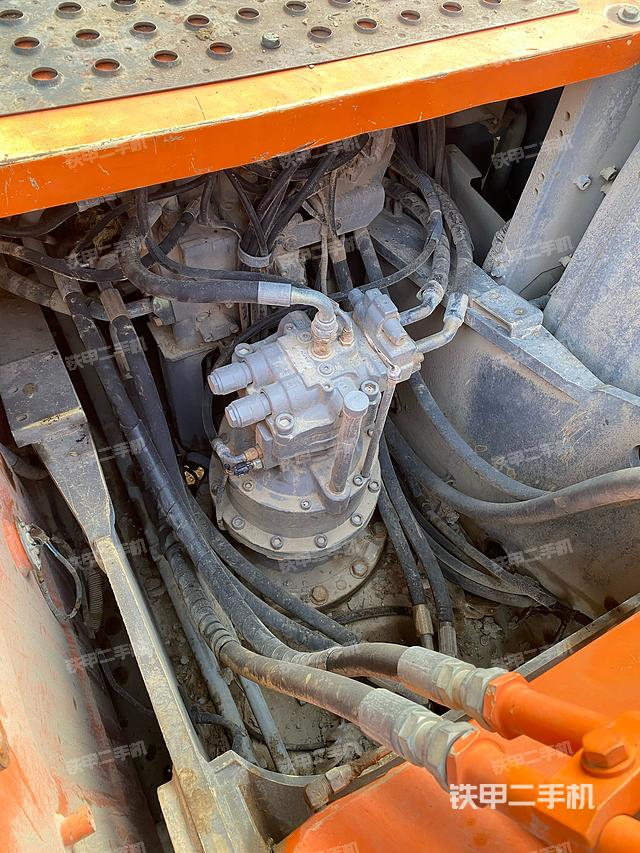 回转马达和主控阀（整机外观）