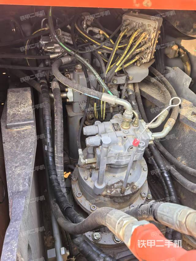 回转马达和主控阀(整机外观) 回转马达和主控阀(整机外观)