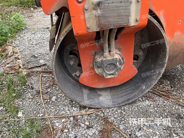 前車(chē)架正左側(cè)（壓路機(jī)前后車(chē)架）