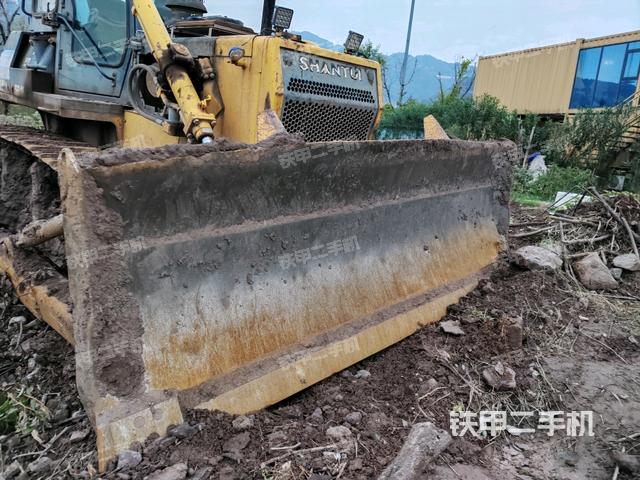 推土铲左后(推土机底盘及工作装置) 推土铲左后(推土机底盘及工作装置)