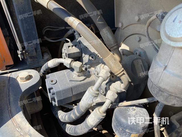 液压泵舱室正面整体(整机外观) 液压泵舱室正面整体(整机外观)