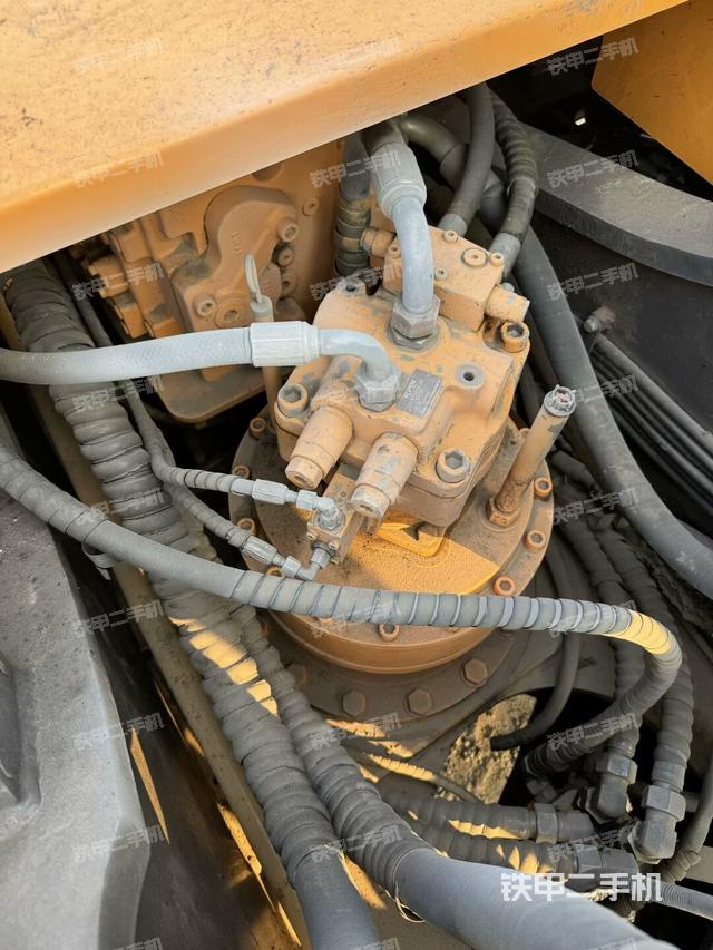 回转马达和主控阀(整机外观) 回转马达和主控阀(整机外观)