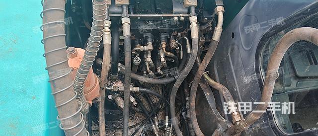 回转马达和主控阀(整机外观) 回转马达和主控阀(整机外观)