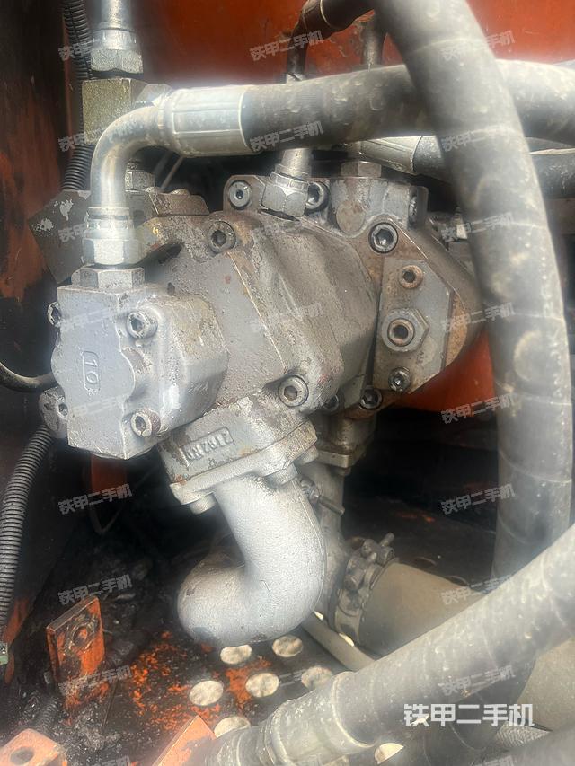 液压泵舱室正面整体(整机外观) 液压泵舱室正面整体(整机外观)